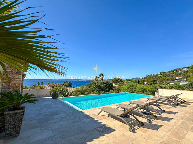 A VENDRE VILLA 6 CHAMBRES EN SUITE PISCINE POOL HOUSE VUE MER PANORAMIQUE SUR ST-TROPEZ GARAGES ET PARKINGS — photo du bien