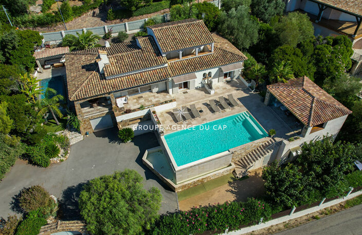A VENDRE VILLA 6 CHAMBRES EN SUITE PISCINE POOL HOUSE VUE MER PANORAMIQUE SUR ST-TROPEZ GARAGES ET PARKINGS — photo 2