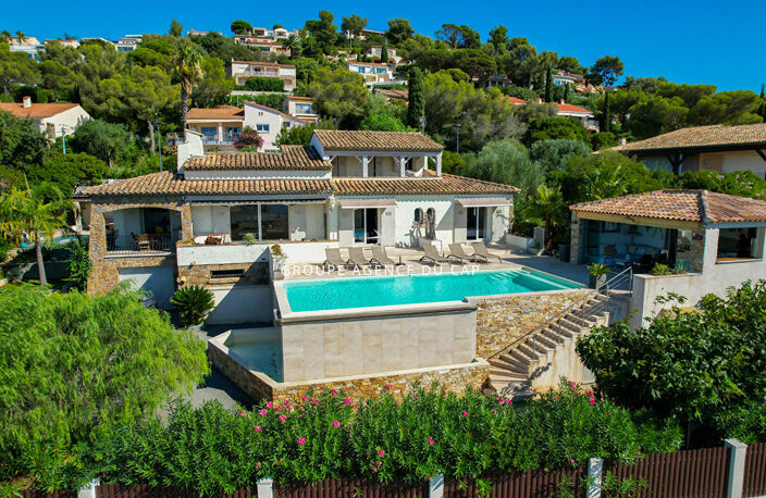 A VENDRE VILLA 6 CHAMBRES EN SUITE PISCINE POOL HOUSE VUE MER PANORAMIQUE SUR ST-TROPEZ GARAGES ET PARKINGS — photo 3