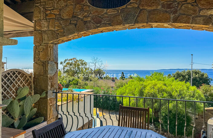 A VENDRE VILLA 6 CHAMBRES EN SUITE PISCINE POOL HOUSE VUE MER PANORAMIQUE SUR ST-TROPEZ GARAGES ET PARKINGS — photo 4