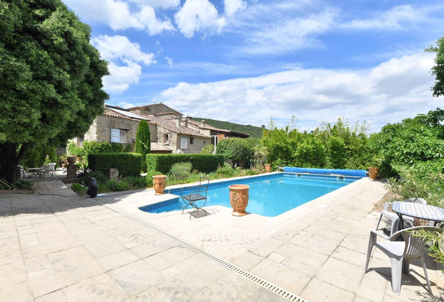 Mas en pierre au cœur d'un village avec commerces — photo 1