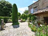 Mas en pierre au cœur d'un village avec commerces — photo 3