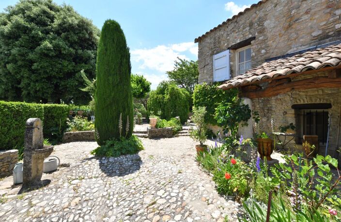 Mas en pierre au cœur d'un village avec commerces — photo 3