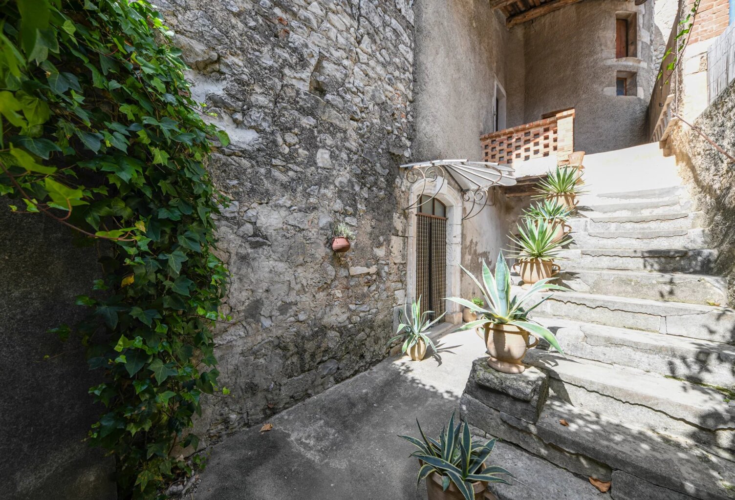 Maison de village en pierre avec cour — photo 1