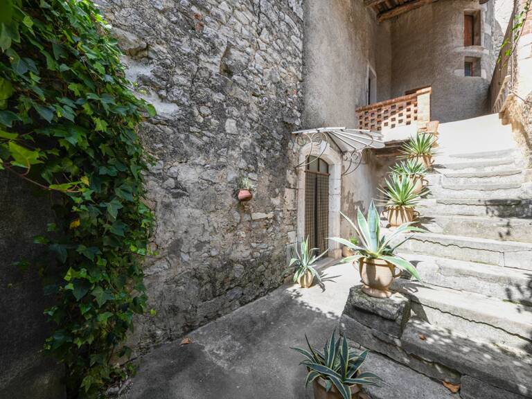 Maison de village en pierre avec cour — photo 1
