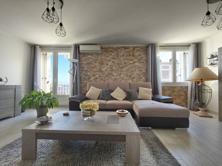 VIAGER BASTIA PROCHE DES COMMERCES AVEC VUE MER — photo 1