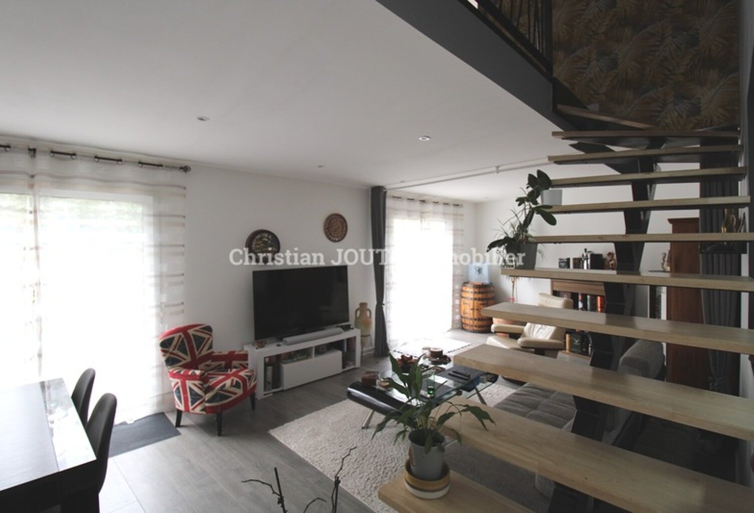 Villa — photo 1