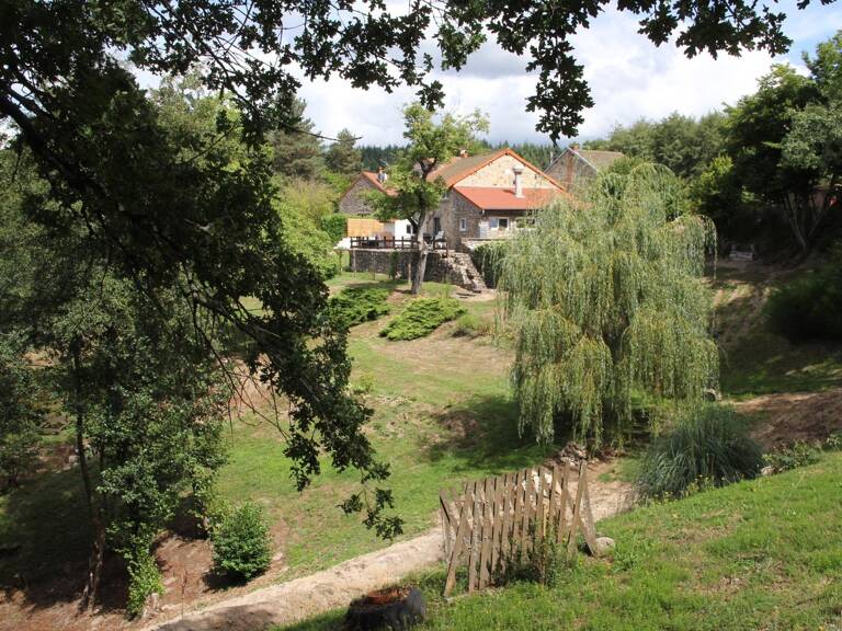 Ensemble immobilier: maison, gîte, garages et terrain à Lachaux — photo 1