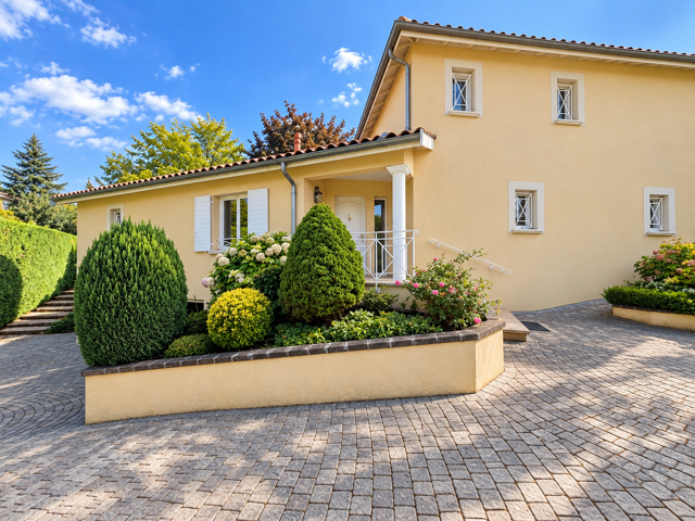 VENTE 69380 CHASSELAY MAISON T6  de 191 m2 sur 1155 m2 de terrain clos et arboré au coeur du village. — photo du bien