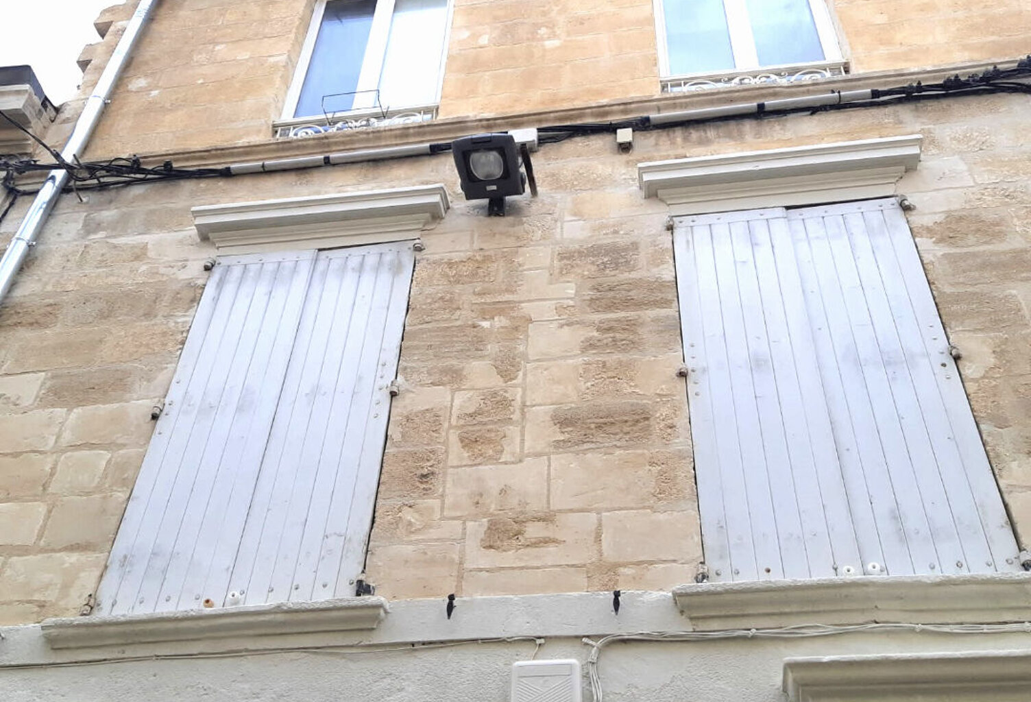 EN EXCLUSIVITE - AVIGNON INTRA MUROS SUPERBE STUDIO  LOUE — photo 1