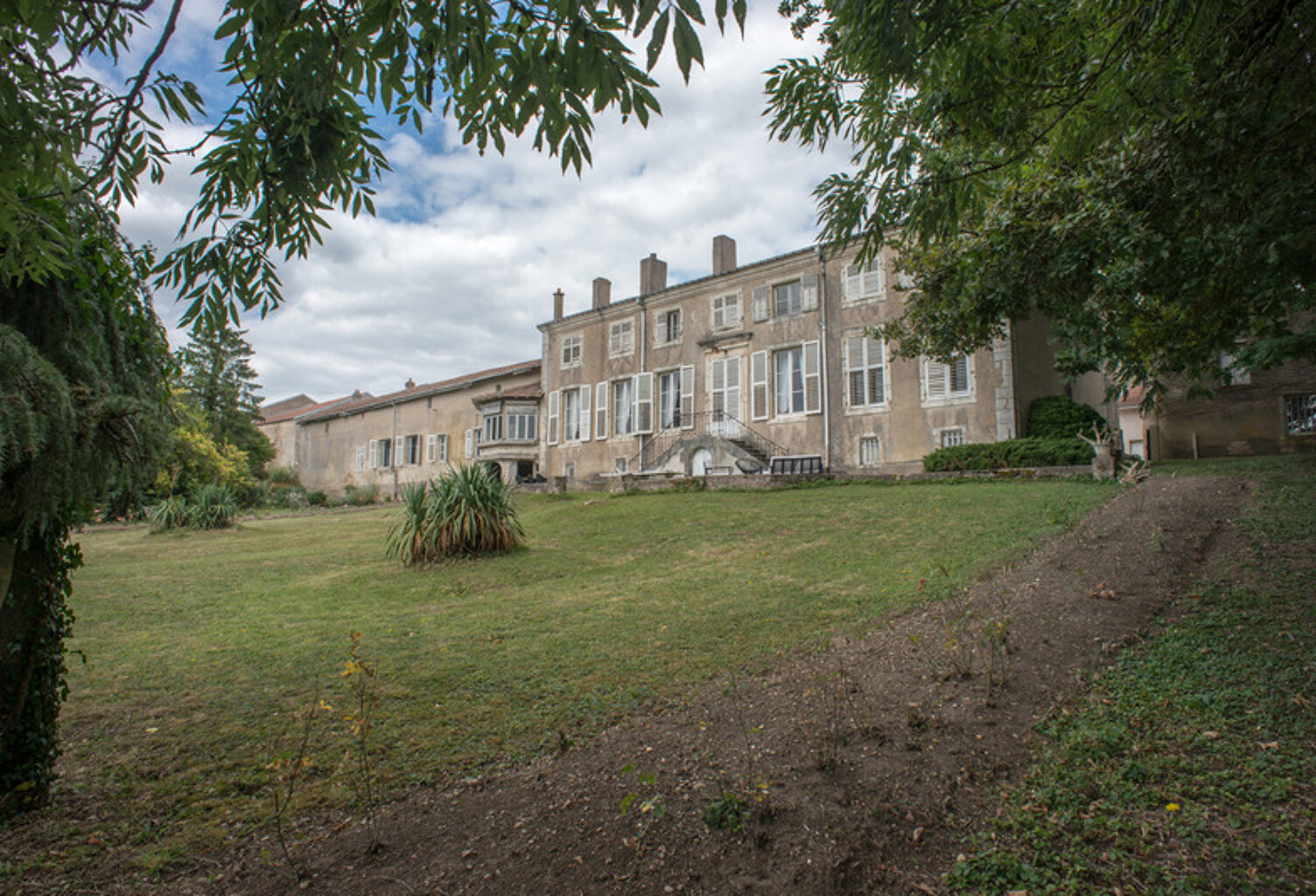 DOMAINE DE 23 PIECES ET 655 M² — photo 1