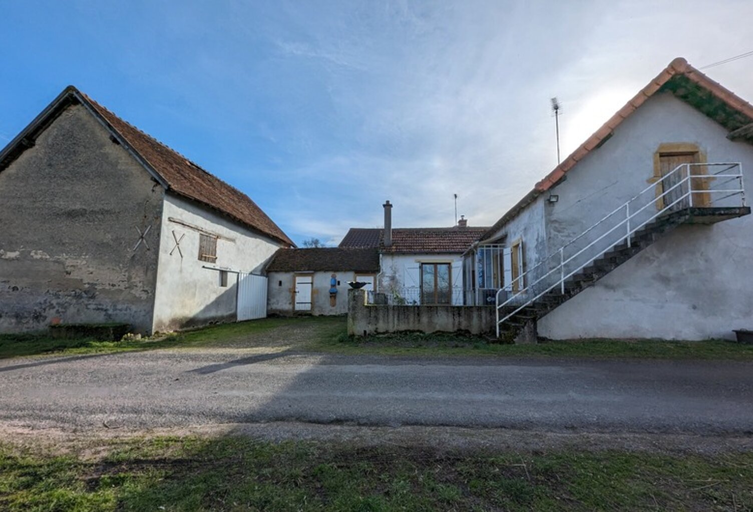 À vendre porche de Digoin, maison à rénover avec dépendances / terrain 965m² — photo 1