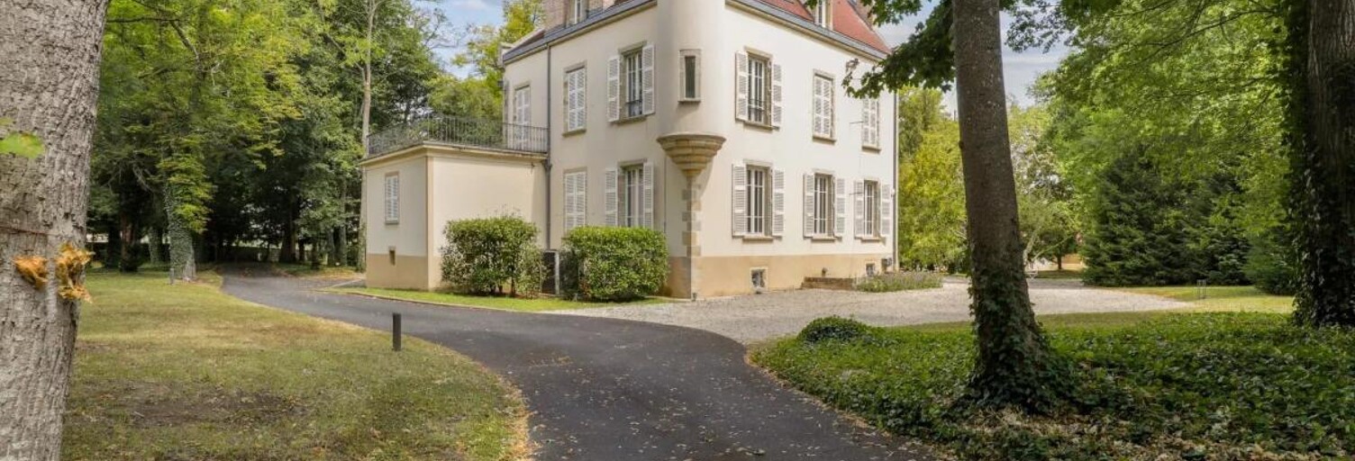 Maison 11 Pièces 800 m² à vendre à Saint-Julien-de-Coppel (63160)