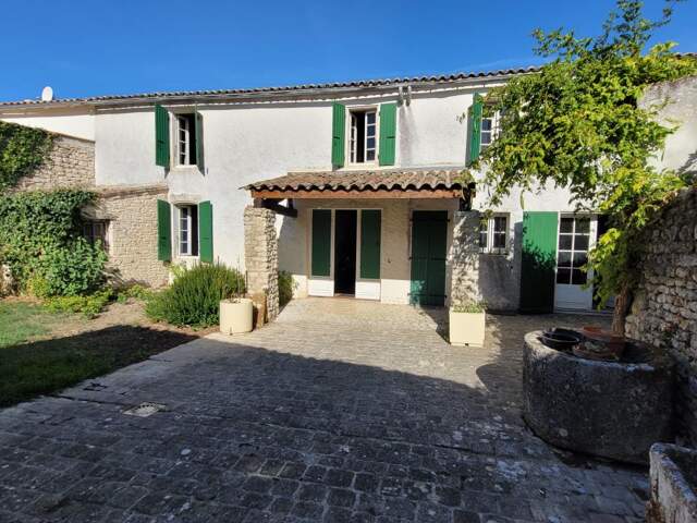 Maison ancienne de caractère à vendre - 233 m² - 863 m² terrain - à rénover - Le Bois Plage en Ré — photo du bien