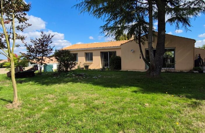 CHATEAU- GUIBERT AU CALME ABSOLUE CHARMANTE MAISON AVEC PISCINE ET SOUS SOL COMPLET SUR 3800M² CLOS — photo 2