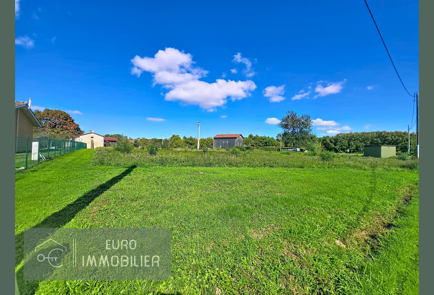 Terrain de 2000m2, viabilisé, constructible, proche - GIROND — photo 1