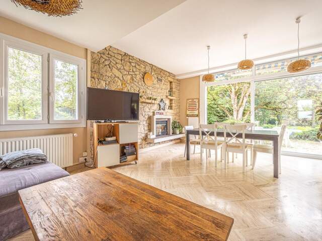 Grande maison familiale avec superbe jardin, piscine et terrain constructible ! — photo du bien
