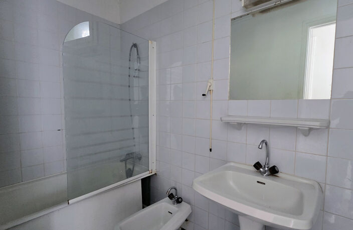 ITZALARGI -- Appartement à rénover avec balcon sur cour, cent — photo 5