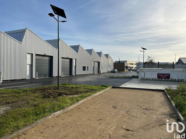 Location Local d'activités 330 m&sup2; — photo 1