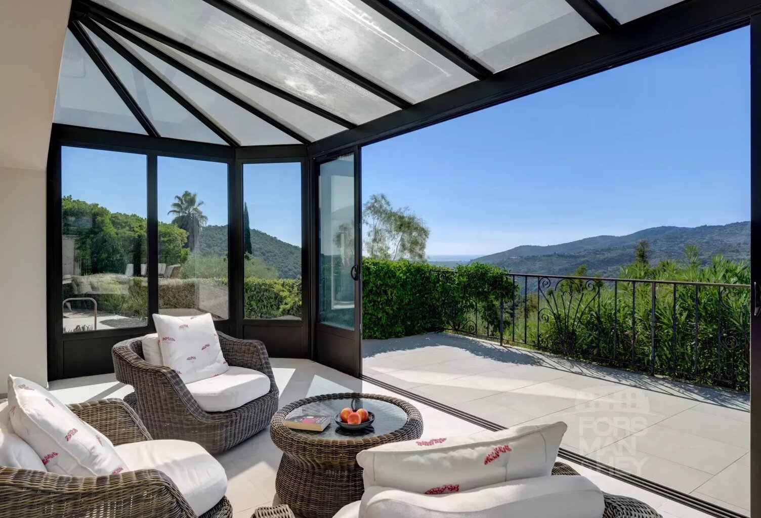 Peymeinade : Villa au cœur d’une domaine sécurisé, avec vue mer — photo 1