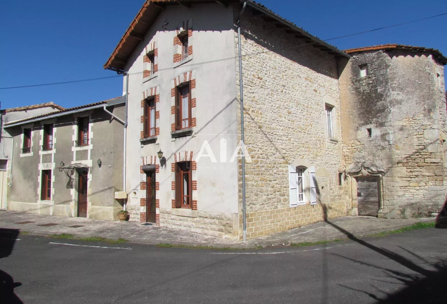MAISON ENTRE CIVRAY ET RUFFEC — photo 1