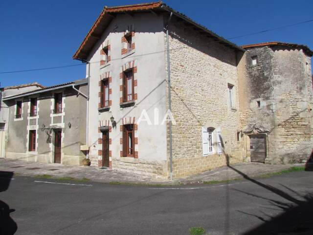 MAISON ENTRE CIVRAY ET RUFFEC — photo du bien