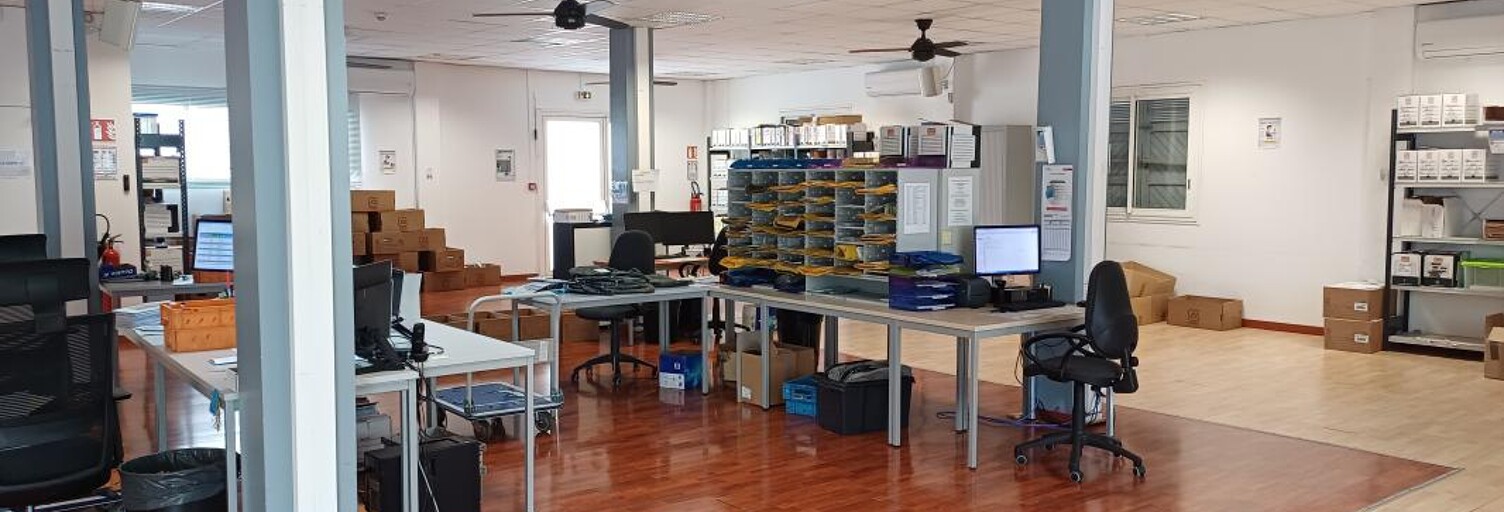 Local industriel  750 m² à louer à Saint-Denis (97490)