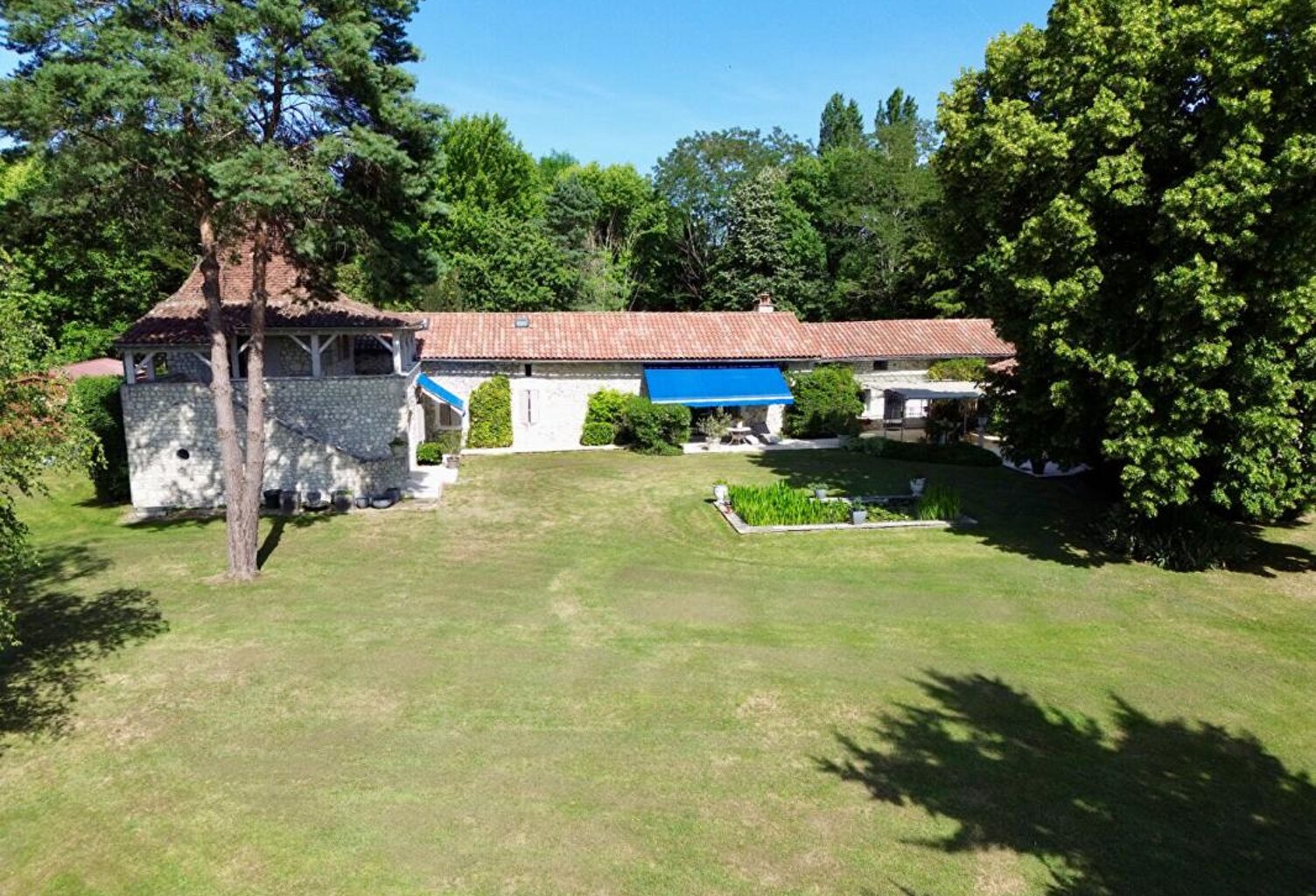 Propriété d'Exception au coeur du Périgord : Un héritage du XIVe siècle sublimé par la modernité, 270 m² habitables, 7ha de terrain à TRELISSAC 24750 — photo 1
