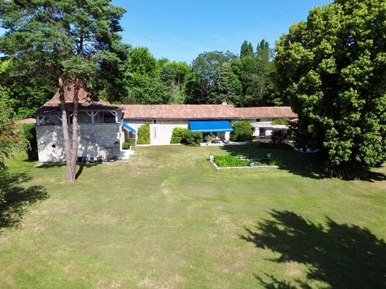 Propriété d'Exception au coeur du Périgord : Un héritage du XIVe siècle sublimé par la modernité, 270 m² habitables, 7ha de terrain à TRELISSAC 24750 — photo 1