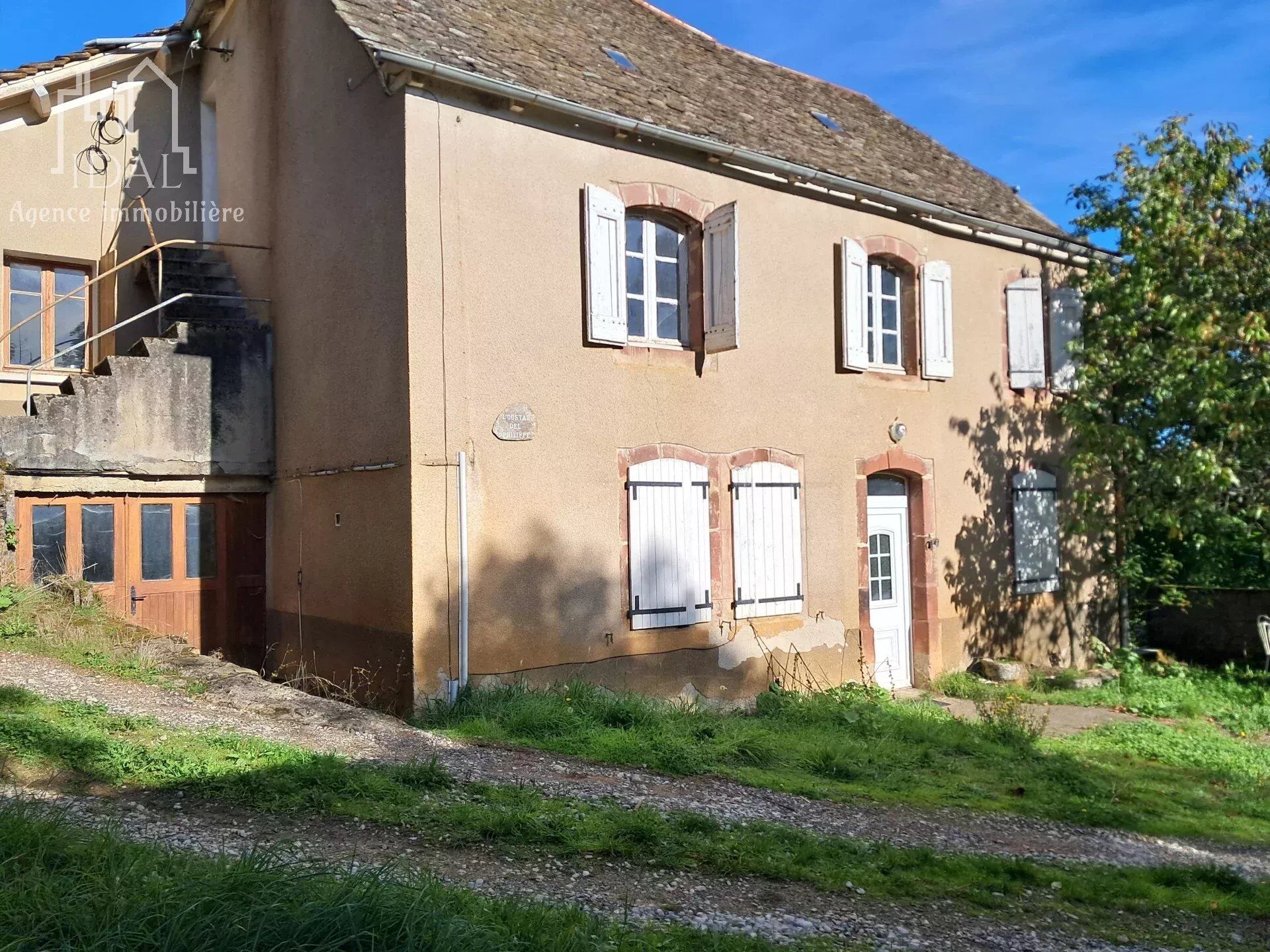MAISON  independante avec ces annexes