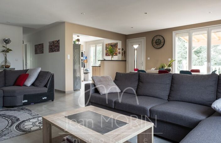 Villa — photo 2