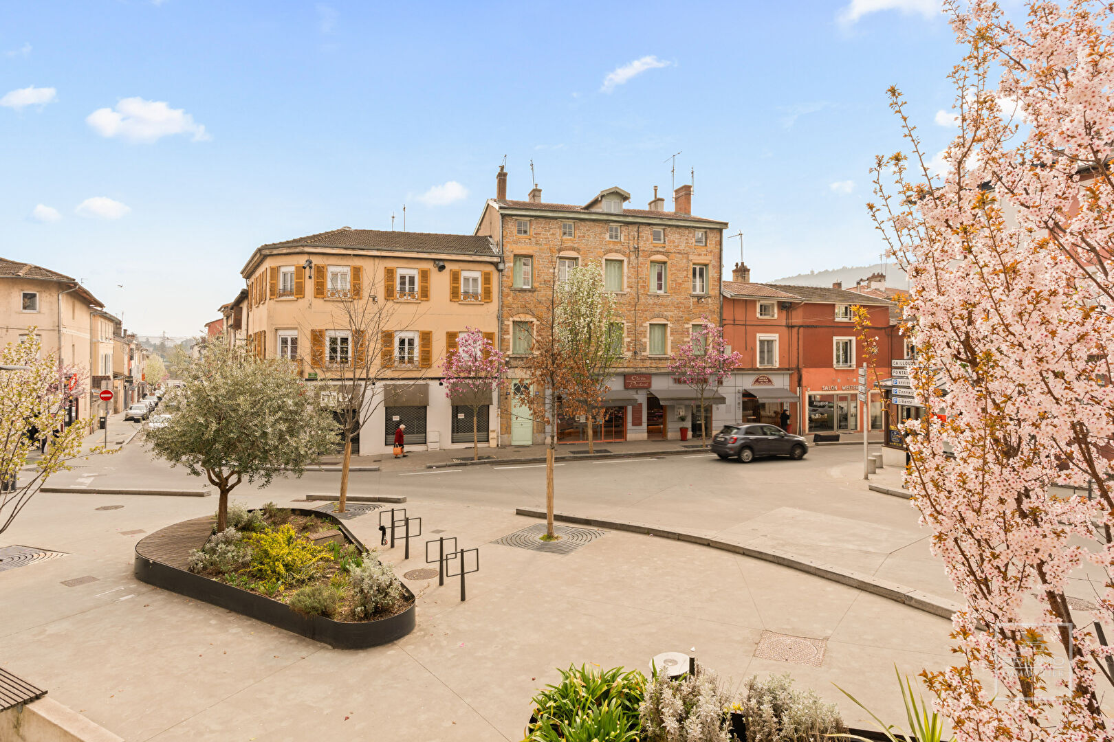 Local commercial F T2