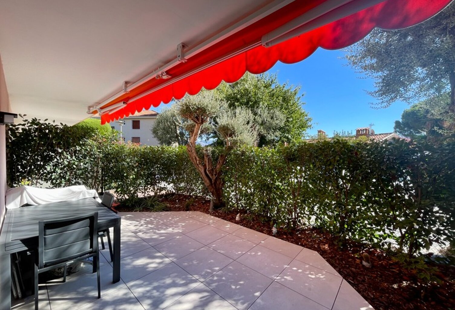 Appartement en rez-de-jardin, au calme, rénové — photo 1