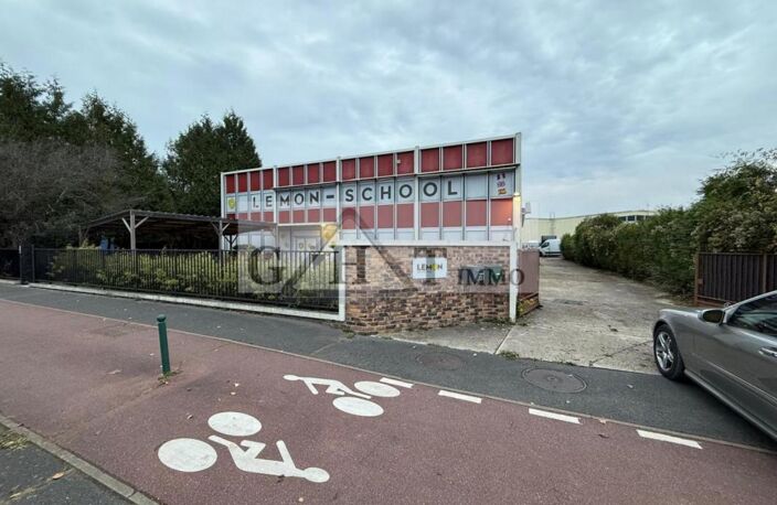 ENTREPOT/BUREAUX 800 M² A LOUER OZOIR LA FERRIERE — photo 2