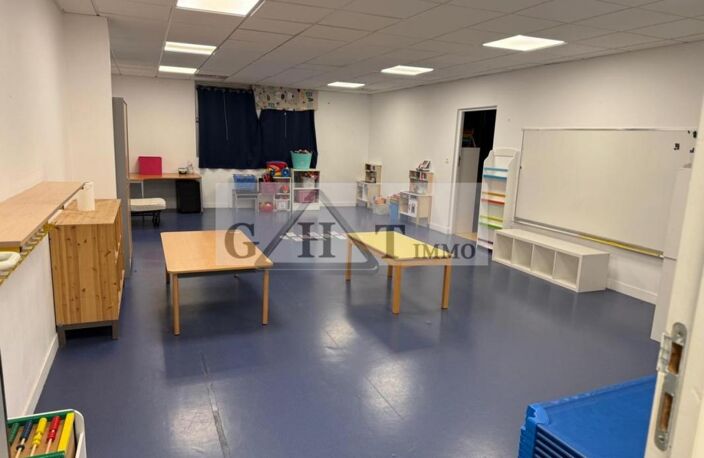 ENTREPOT/BUREAUX 800 M² A LOUER OZOIR LA FERRIERE — photo 3