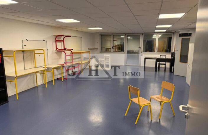 ENTREPOT/BUREAUX 800 M² A LOUER OZOIR LA FERRIERE — photo 4