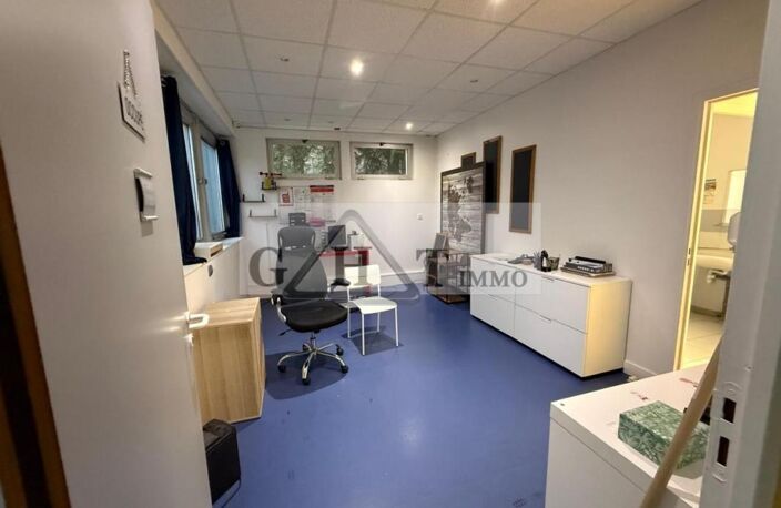 ENTREPOT/BUREAUX 800 M² A LOUER OZOIR LA FERRIERE — photo 5