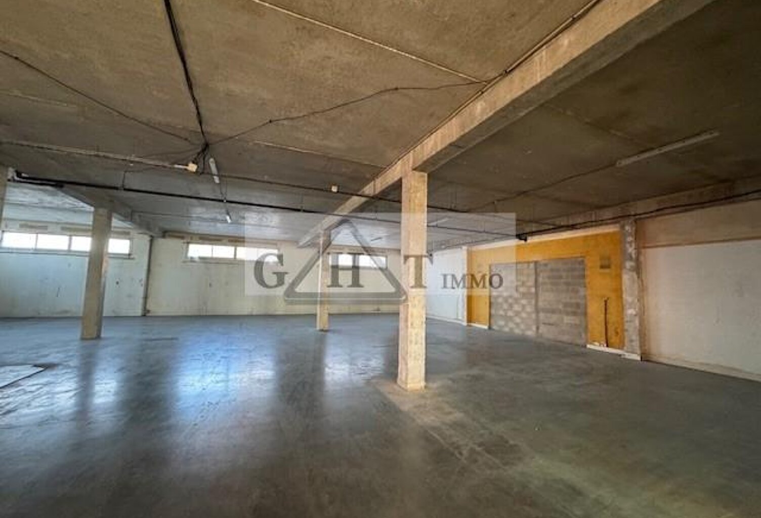 ENTREPOT 400M2 A LOUER NEUILLY PLAISANCE — photo 1