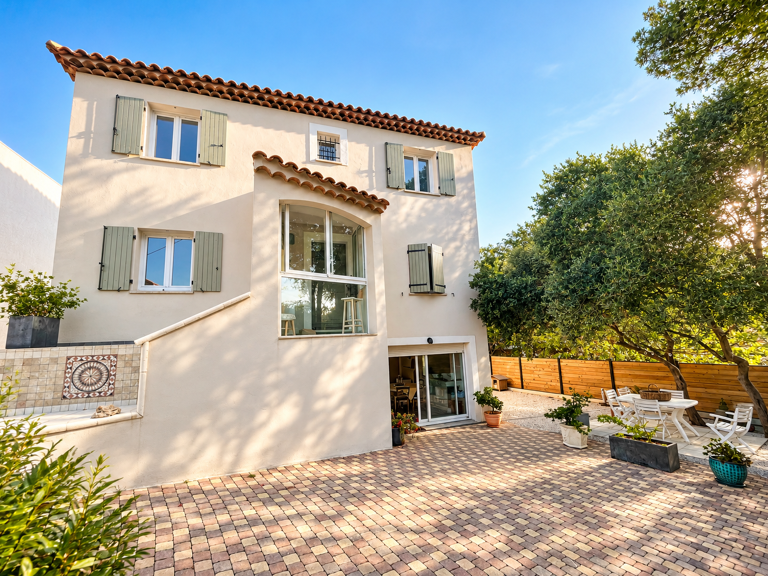 JONQUIÈRES   VILLA 190 M2   PISCINE   3 CHAMBRES + T3 — photo 1