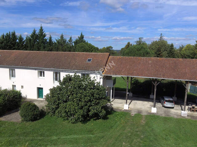 Grande maison récente de 320 m² sur un terrain de 2392 m2 avec partie constructible pour une seconde maison indépendante — photo du bien
