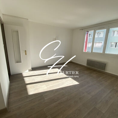Appartement 4 pièces 725 €