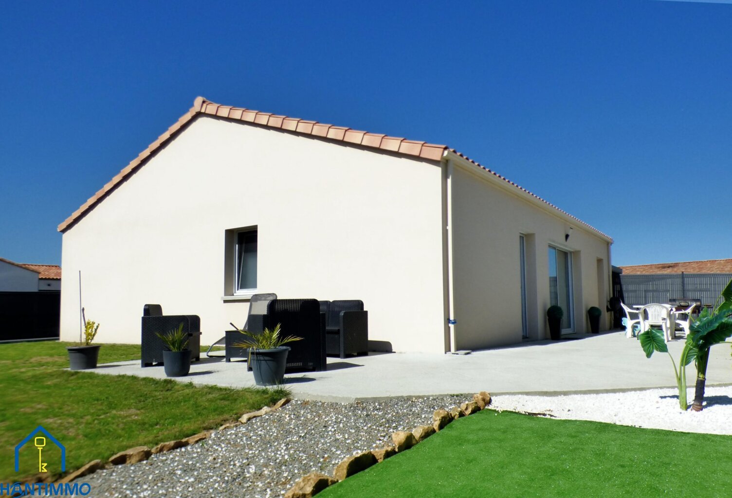 Pavillon récent de plain-pied — photo 1