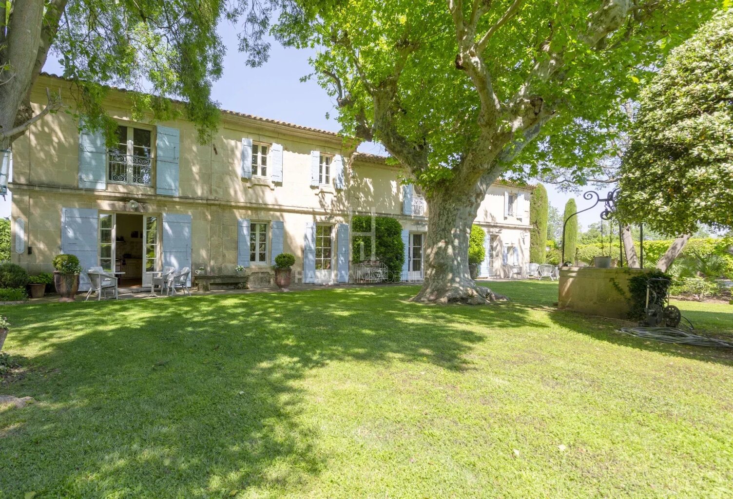 Propriété de caractère située entre Arles et les Alpilles avec un parc verdoyant.... — photo 1