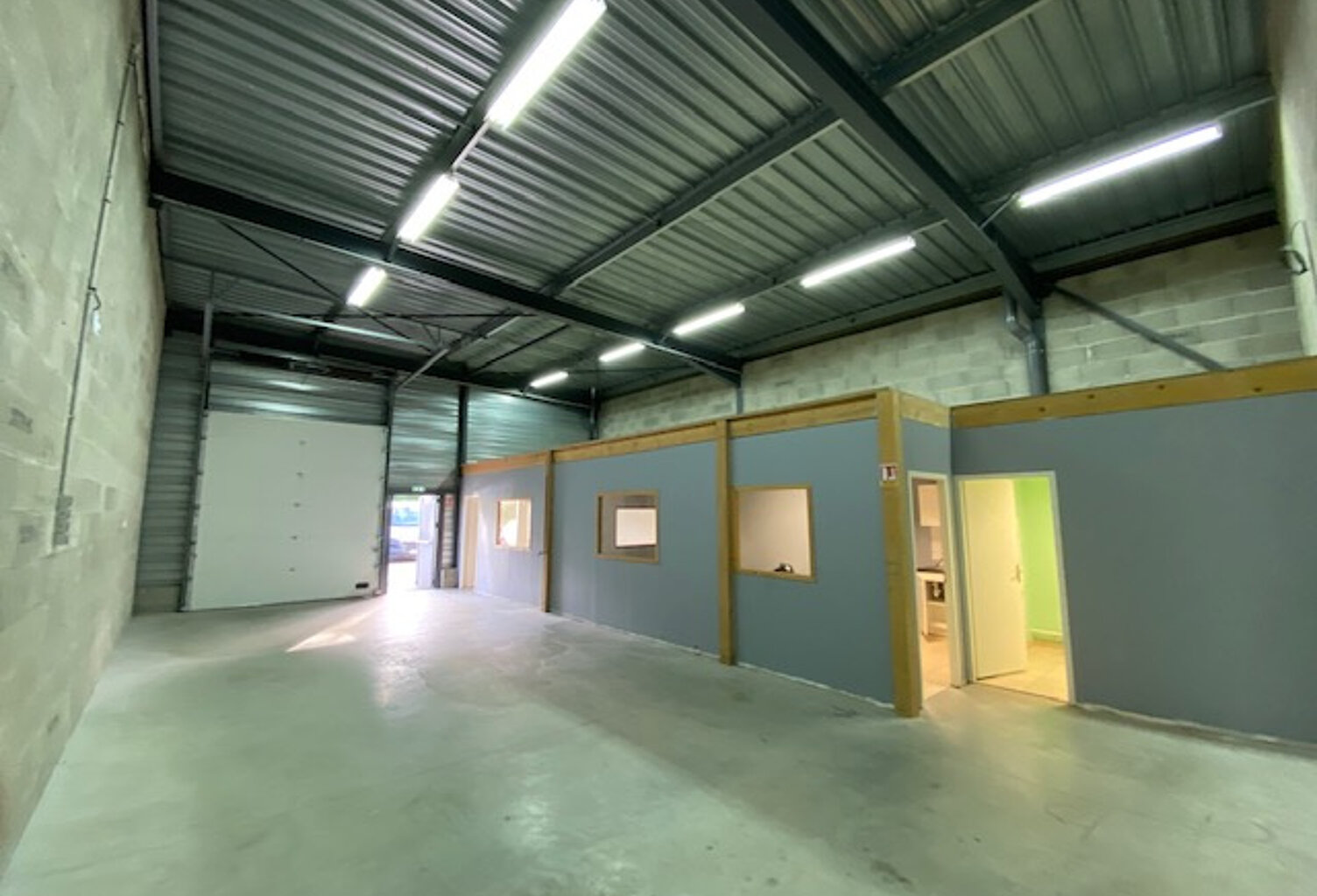 Local Entrepôt et Bureaux - CHARLY — photo 1
