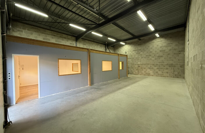 Local Entrepôt et Bureaux - CHARLY — photo 2