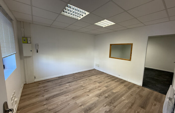 Local Entrepôt et Bureaux - CHARLY — photo 3