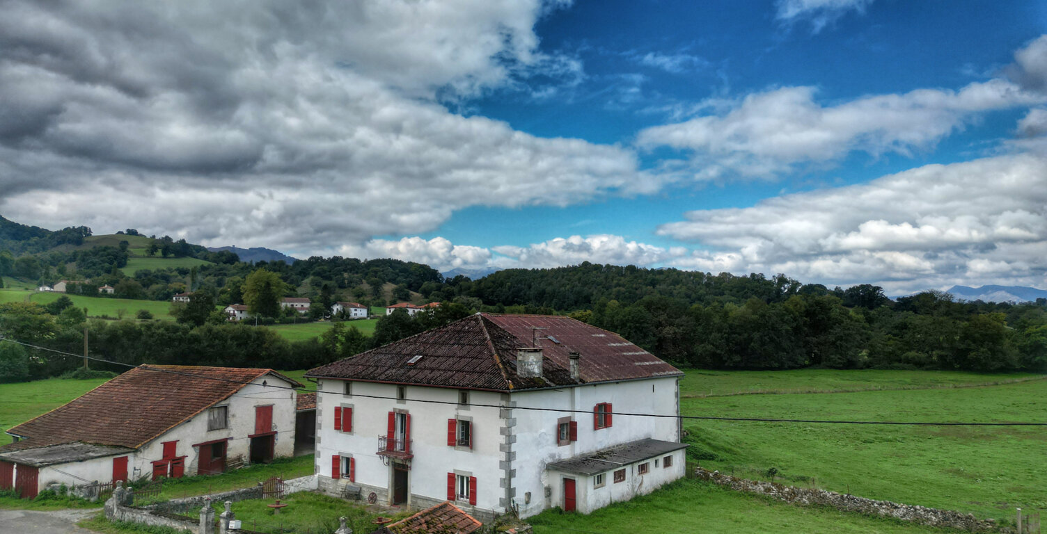 Maison avec dépendances à rénover — photo 1