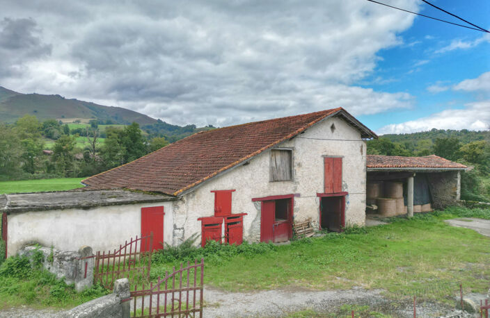 Maison avec dépendances à rénover — photo 2