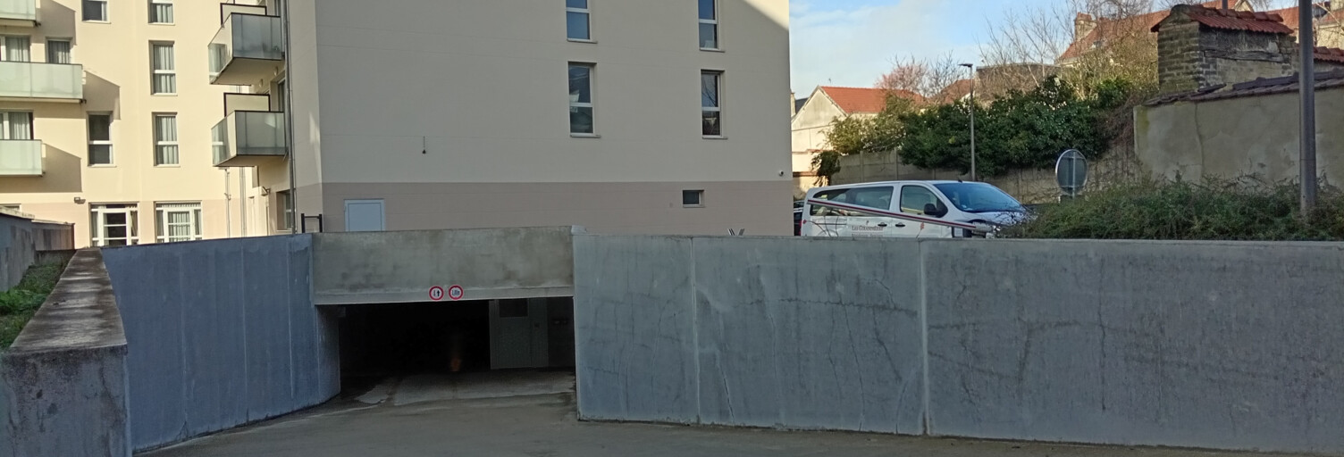 Garage   m² à louer à Reims (51100)