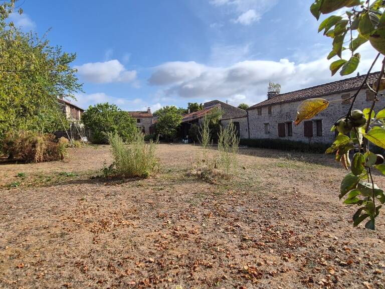 Corps de Ferme de 340 m2, avec plusieurs maisons indépendantes et 200 m2 de dépendances — photo 1
